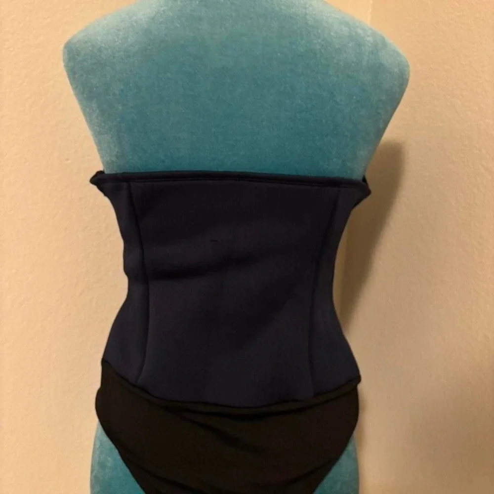 Black strapless tube top with zipper back‎